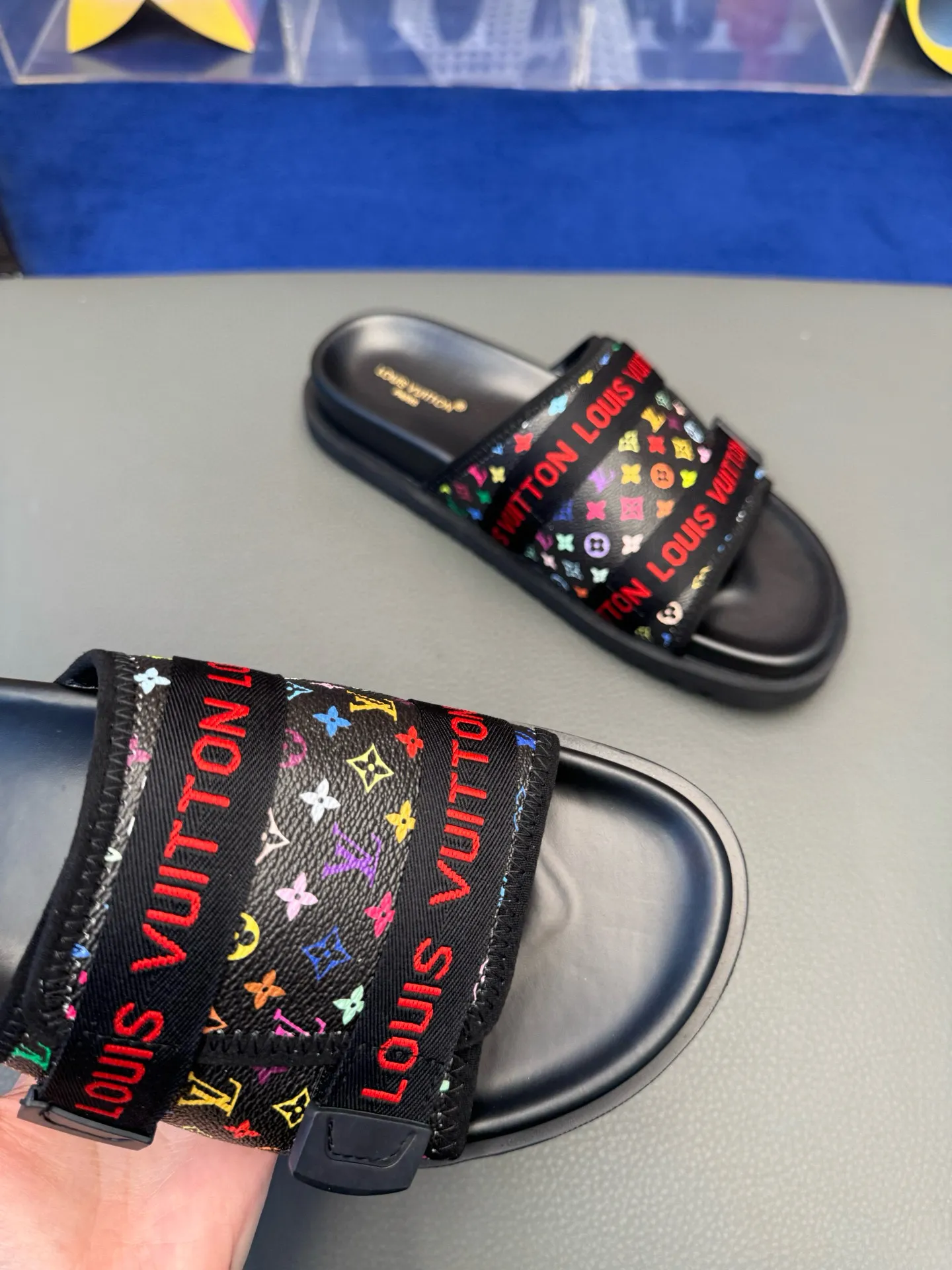 [L Home] P: 340💰Size: 38-45 Top purchasing lv men's summer slippers, classic presbyopia with soft real leather lining, unique color splicing effect, distinctive personality, fashionable and trendy essential style, light and comfortable. Lightweight and tough rubber insole, micro ridged foam outsole, super comfortable!